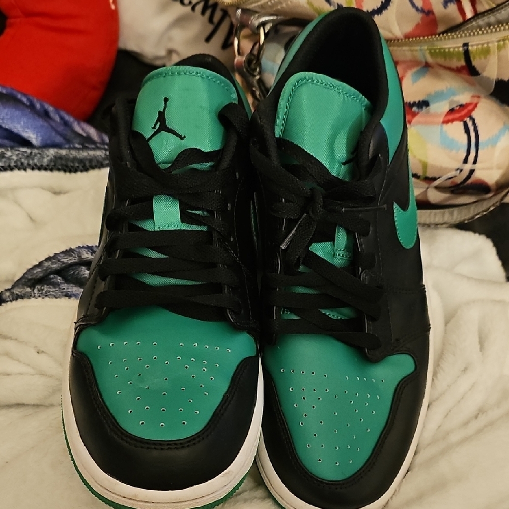 Mens Size 9 (Womens 11) Nikes Black and Green Sneakers - Picture 1 of 2